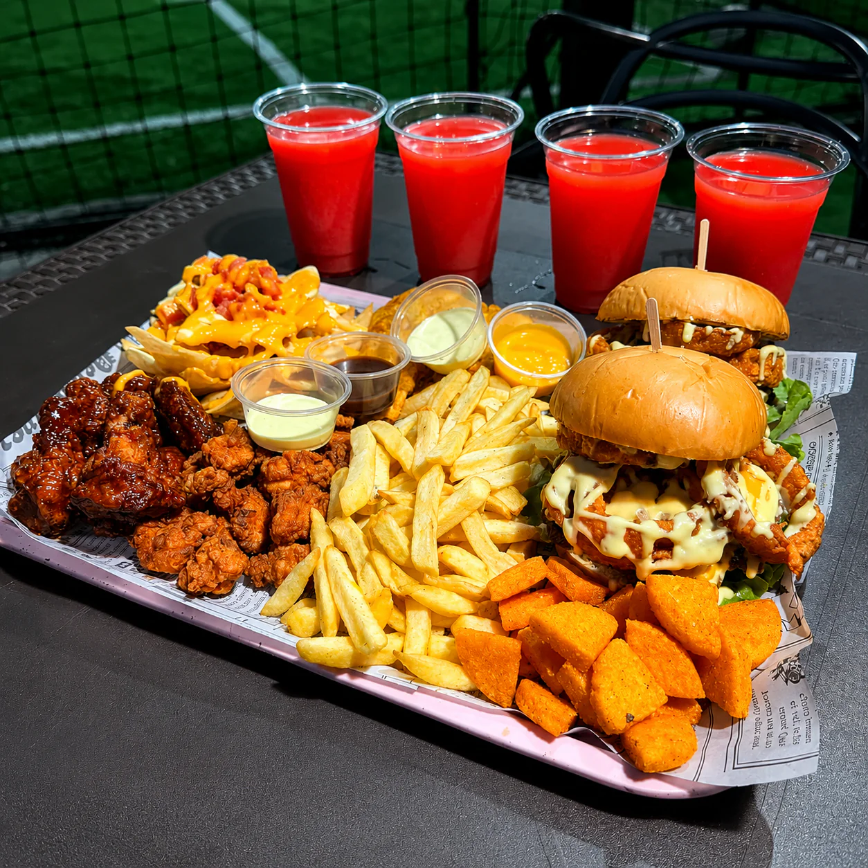 2 Burgers Cargadas + Wings + Chicken Pops + 4 Sides + 4 Bebidas por $18 en Crazy Cheese - Chiriquí - Image 3