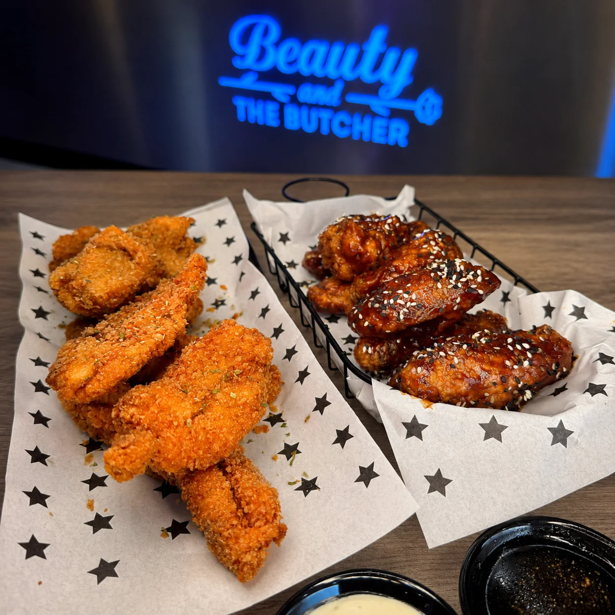 All You Can Eat de Wings y Tenders por una hora para 2 personas por solo $20 en Beauty and The Butcher – Condado del Rey - Image 4