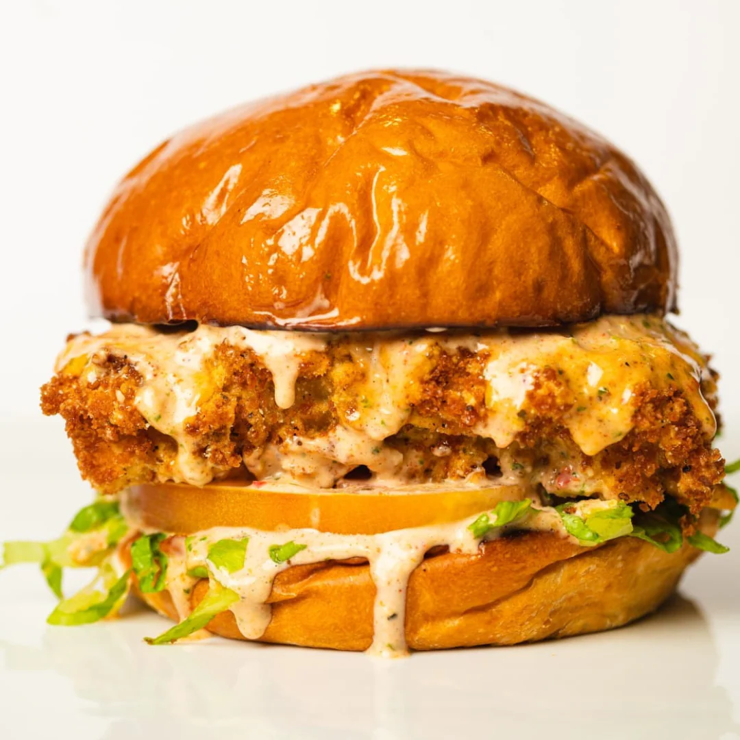 2 Fish Burgers + 2 Sodas por solo $10 en Señor Muelle - Image 3