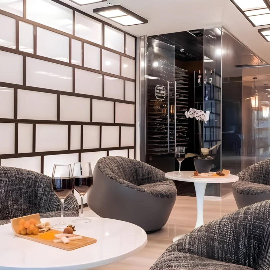Estadía Deluxe para 2 Personas con Desayuno + Wings + Cubetazo por $79 en Hotel Exe Oriental - Image 3
