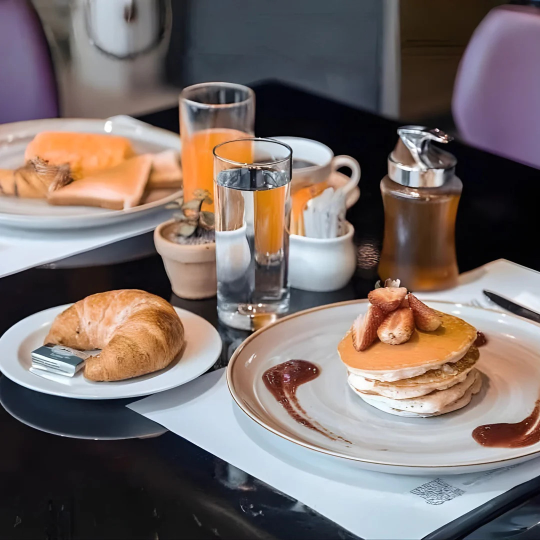Estadía Deluxe para 2 Personas con Desayuno + Wings + Cubetazo por $79 en Hotel Exe Oriental - Image 4