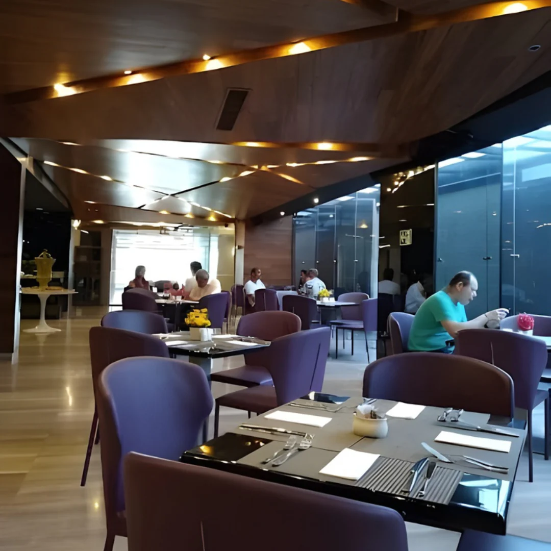 Estadía Deluxe para 2 Personas con Desayuno + Wings + Cubetazo por $79 en Hotel Exe Oriental - Image 6