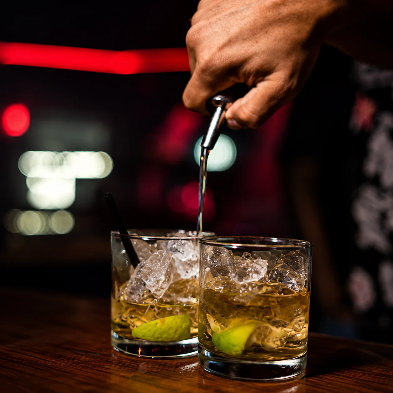 Open Bar de Ron y Vodka toda la noche para 2 Personas por solo $15 en Red Club Casco - Image 2