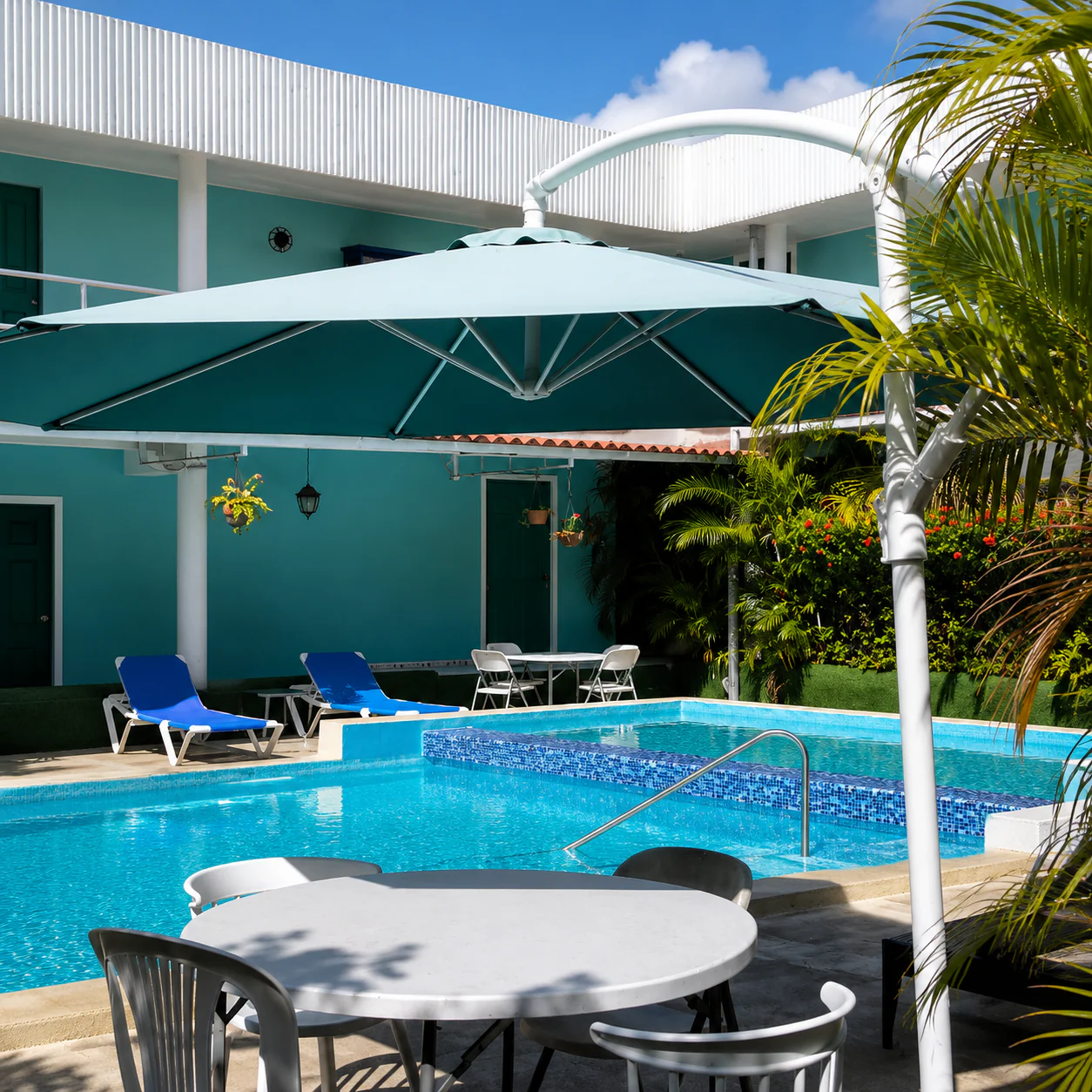 Estadía de 2 días y 1 noche para 2 personas + Desayuno + Piscina por solo $60 en Hotel Pacific Coast - Image 12