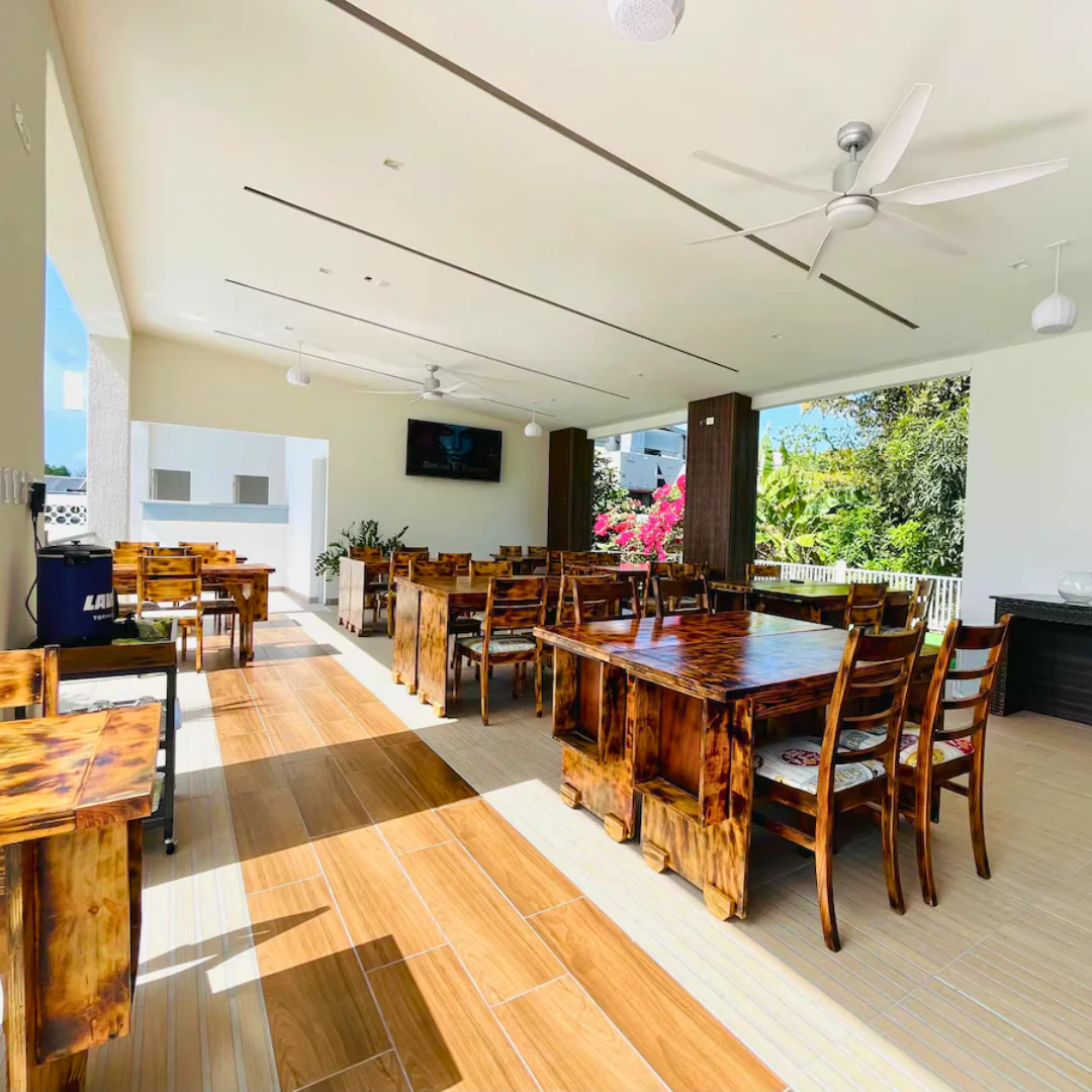 Pasadía con Piscina + Almuerzo del Día por solo $9.50 por Persona en Hotel Coronado Inn - Image 6